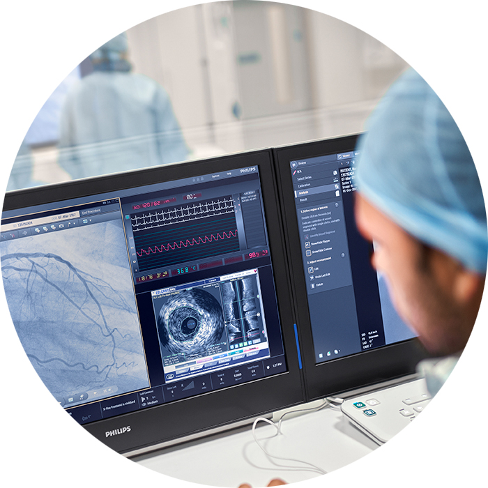 Medico che utilizza la roadmap coronarica Philips per l'intervento per coronaropatia