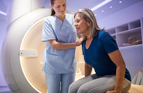 una donna seduta su una sedia con un medico sullo sfondo