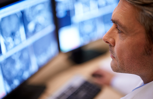 un uomo che guarda lo schermo di un computer