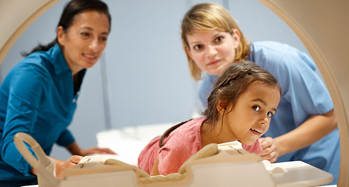un gruppo di persone che guardano una ragazza