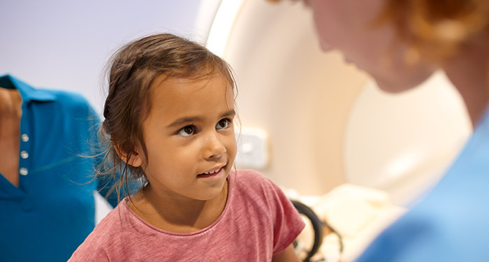 un bambino che guarda un dottore